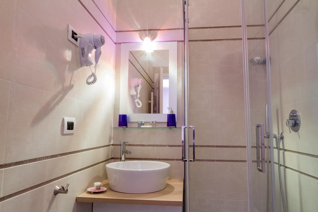 فندق Bevilacqua Bed Roma Santa Croce الغرفة الصورة