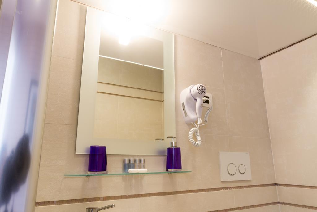 فندق Bevilacqua Bed Roma Santa Croce الغرفة الصورة